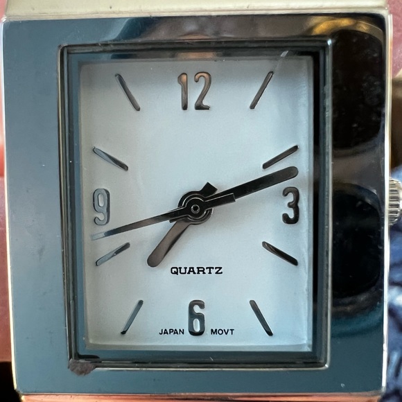 Quartz floral band silver watch - Picture 3 of 3